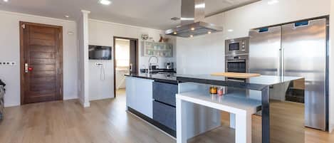 Réfrigérateur, four, plaque de cuisson, lave-vaisselle