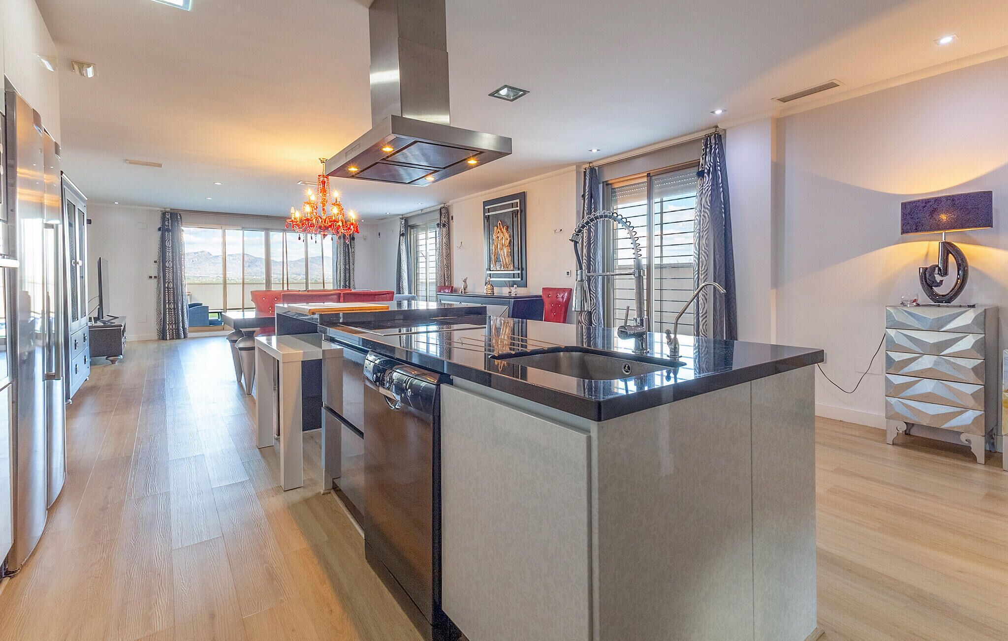 Een koelkast, een oven, een kookplaat, een vaatwasser