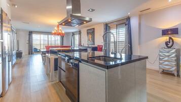 Een koelkast, een oven, een kookplaat, een vaatwasser