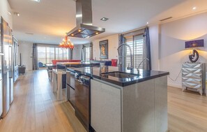 Fridge, oven, stovetop, dishwasher - Beautiful home in Cox (Cox)