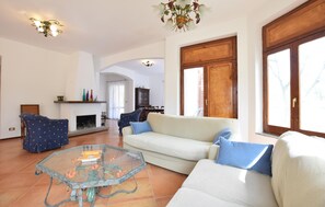 Smart TV, fireplace, table football, ping pong