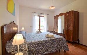 5 makuuhuonetta, vauvan matkasänky, ilmainen Wi-Fi, vuodevaatteet