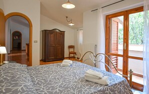 5 bedrooms, travel crib, free WiFi, bed sheets