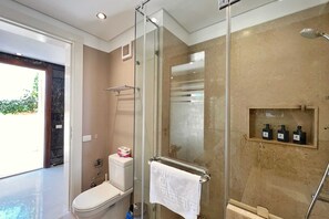 Basic-villa | Badeværelse | Miljøvenlige toiletartikler, hårtørrer, håndklæder, Sæbe