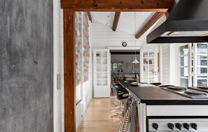 Geladeira, cooktop, lava-louças, cafeteira/chaleira