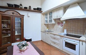 Fridge, stovetop, dishwasher, coffee/tea maker