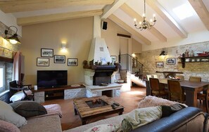 TV, fireplace