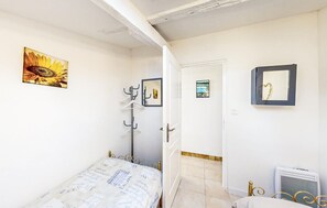 2 habitaciones, tabla de planchar con plancha y cuna de viaje 
