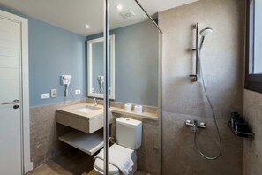 Biệt thự cơ bản | Phòng tắm | Đồ dùng nhà tắm thân thiện với môi trường, máy sấy tóc, khăn tắm 