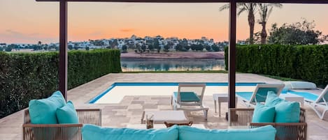 Una piscina al aire libre