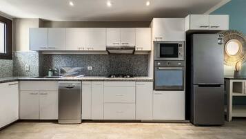 Vila Basic | Dapur pribadi | Lemari es, microwave, oven, dan kompor