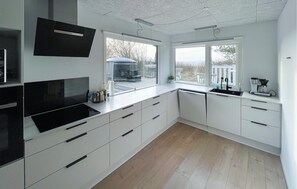 Kylskåp, spishäll, diskmaskin och kaffe- och tebryggare