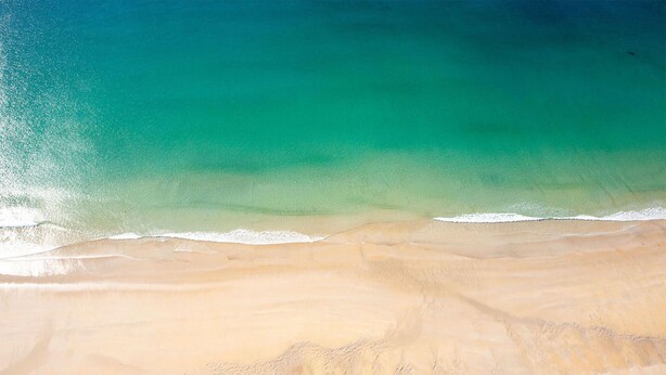A beach with clear turquoise water and a sandy shore. - LUXURY SINGULAR VILLA ROSA (PADRON)