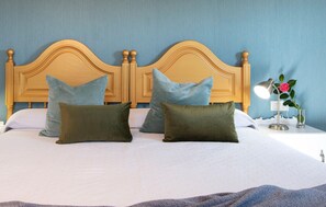 Travel cot, free WiFi