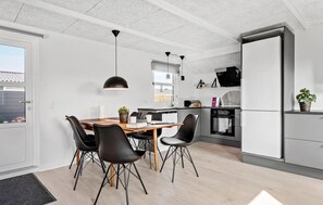 Kylskåp, ugn, spishäll och diskmaskin