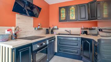 Réfrigérateur, four, lave-vaisselle, cafetiÚre/bouilloire