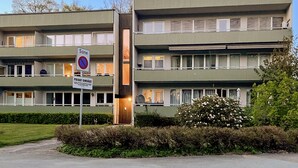 Un immeuble résidentiel à plusieurs étages, sur lequel est apposée une pancarte indiquant « Zone privée ».