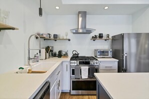 Een koelkast, een microgolfoven, een oven, een kookplaat