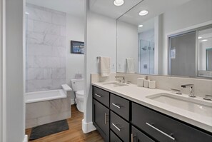 Douche, sèche-cheveux, serviettes fournies