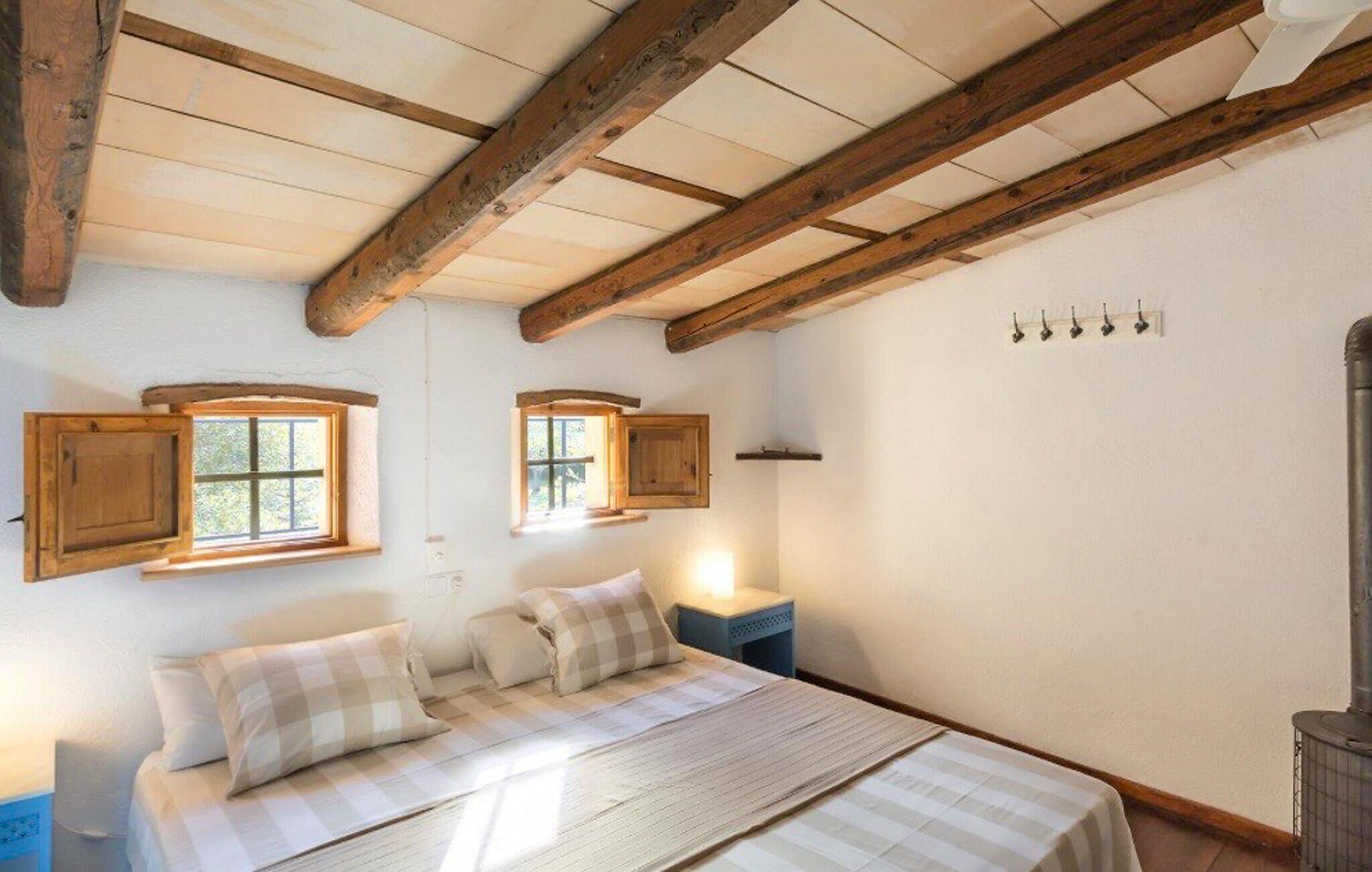 Travel crib, free WiFi