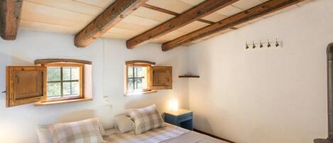 Travel crib, free WiFi