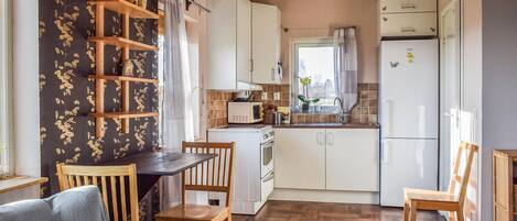 Fridge, stovetop, coffee/tea maker