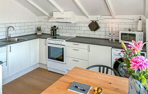 Wasserkocher mit Kaffee-/Teezubehör, Kühlschrank, Mikrowelle, Herdplatte