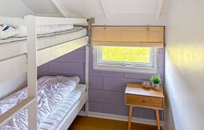 A bunk bed room with a desk and a window. - Beautiful home in Thisted with sauna (Thisted)