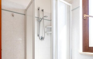 Shower, hair dryer - 2 bedroom nice home in Marina di Modica (Marina di Modica)