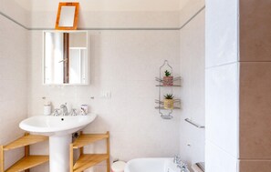 Shower, hair dryer - 2 bedroom nice home in Marina di Modica (Marina di Modica)