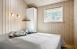 3 bedrooms, travel crib, free WiFi