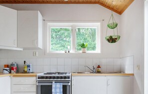 Een koelkast, een oven, een kookplaat, een koffiezetapparaat/waterkoker