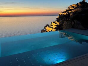 An infinity pool with a clear view of the sea at sunset. - Luxury villa with stunning sea view and heated infinity pool in Costa Paradiso (Costa Paradiso)