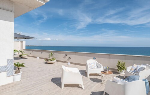 Amazing apartment in Pozzallo with house sea view