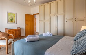 2 bedrooms, travel crib, free WiFi