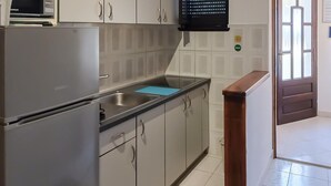 Eine Küche mit Edelstahlgeräten, einem Spülbecken und Schränken.