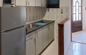 Fridge, stovetop, coffee/tea maker