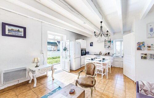 Awesome home in Oradour-Fanais with WiFi