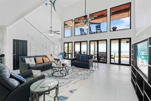 TV, bøker og kontorer