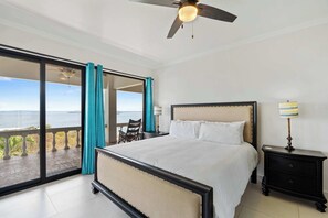 5 soverom, skrivebord, strykejern/-brett og reiseseng for barn