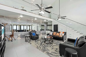 TV, bøker og kontorer