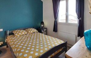 2 bedrooms, iron/ironing board, Internet, bed sheets