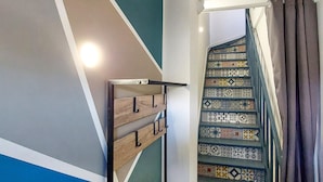 Un escalier orné de carreaux décoratifs et doté d’une rampe en bois.