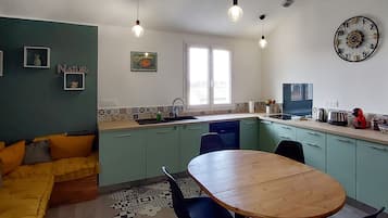 Réfrigérateur, four, cafetiÚre/bouilloire