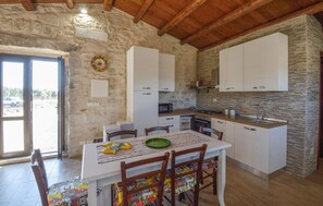 Réfrigérateur, micro-ondes, plaque de cuisson, lave-vaisselle