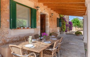 Outdoor dining - Beautiful home in Felanitx with private swimming pool, can be inside or outside (Felanitx)