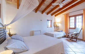 Travel crib, free WiFi - Beautiful home in Felanitx with private swimming pool, can be inside or outside (Felanitx)