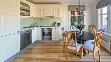 Jääkaappi, uuni, liesi, astianpesukone