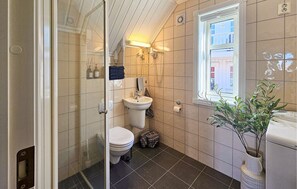 Shower, hair dryer - 3 bedroom stunning home in Holmsbu (Holmsbu)