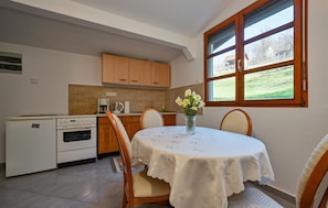 Fridge, oven, stovetop, coffee/tea maker